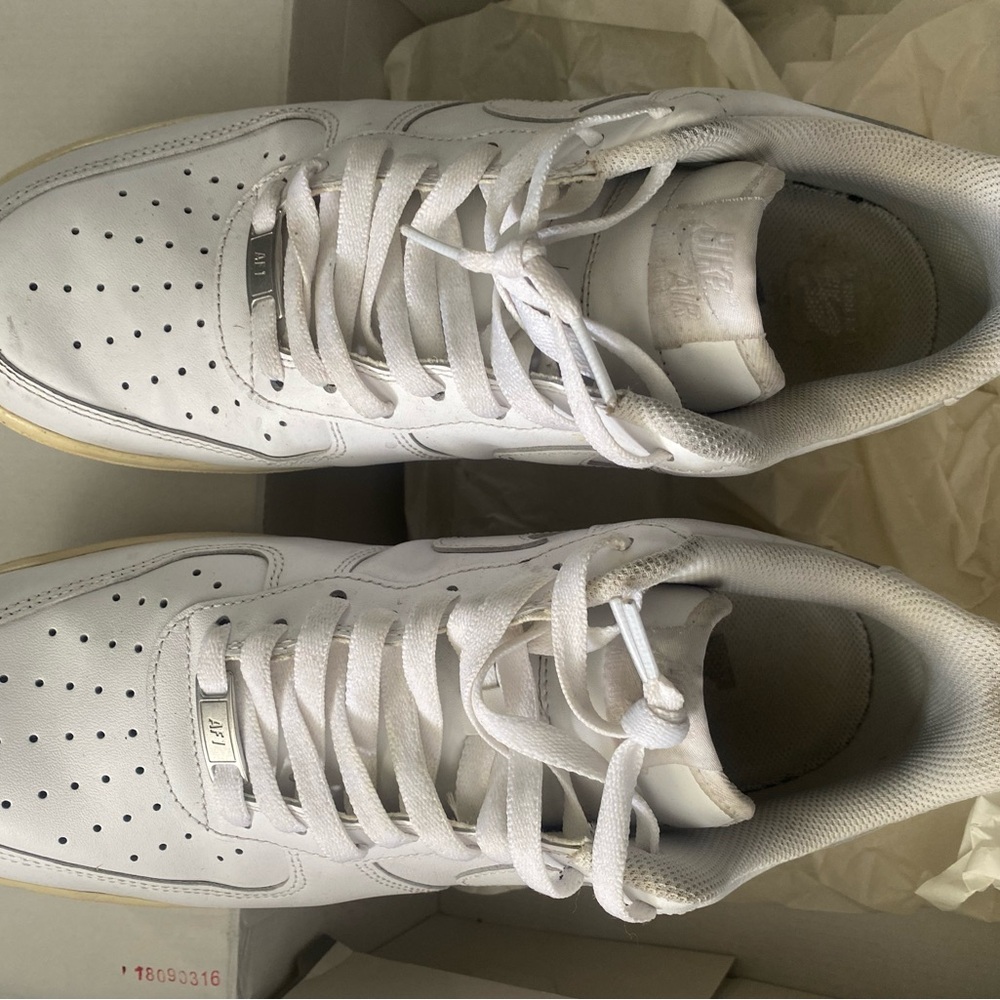Nike White Air Force 1 Sneakers Classic Design
